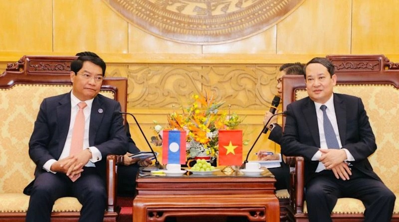 El vicesecretario permanente del Comité del Partido y presidente del Consejo Popular de Ninh Binh, Mai Van Tuat, recibe a Athsaphangthong Siphandone, alcalde de Vientián.