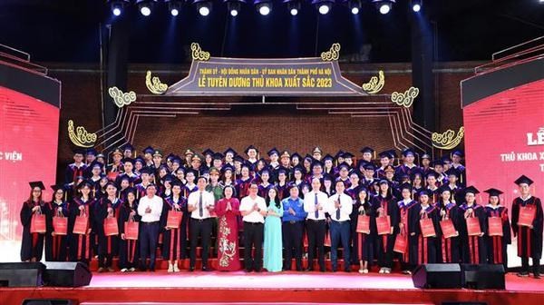 Representes de la ciudad y 96 mejores estudiantes graduados (Fotografía: VNA)