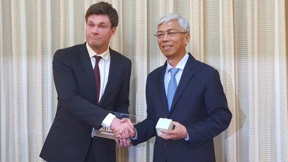 El vicepresidente del Comité Popular de Ciudad Ho Chi Minh Vo Van Hoan recibe al vicealcalde de la ciudad finesa de Tampere, Ilkka Sasi. (Fotografía: sggp.org.vn)