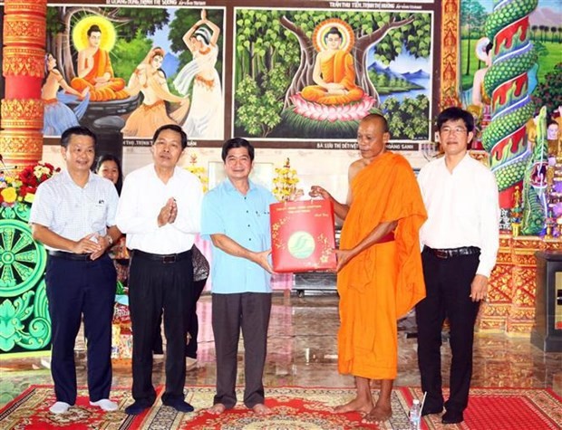 La delegación de Soc Trang visita la pagoda O Chum. (Fotografía: VNA)