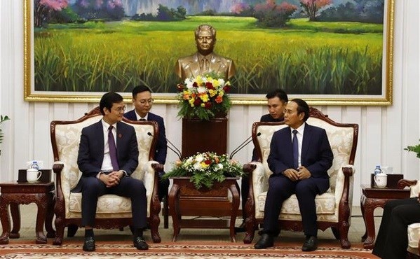 El miembro permanente del Secretariado del Comité Central del Partido Popular Revolucionario y vicepresidente de Laos, Bounthong Chithmany, recibe al primer secretario de la la Unión de Jóvenes Comunistas Ho Chi Minh, Bui Quang Huy. (Fotografía: VNA)