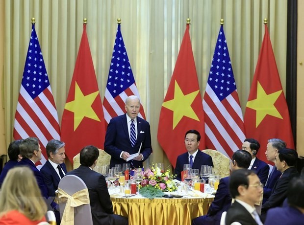 El presidente estadounidense, Joe Biden, habla en la recepción ofrecida por el presidente vietnamita, Vo Van Thuong, durante su visita a Vietnam. (Fotografía: VNA)