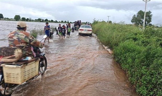 Las lluvias prolongadas dañan las carreteras en Camboya. (Fotografía: AKP/VNA)