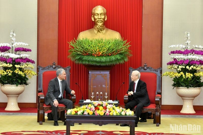 El secretario general del Partido Comunista de Vietnam, Nguyen Phu Trong (derecha), recibe al presidente de Duma Estatal de Rusia, Vyacheslav Vichtorovich Volodin. 