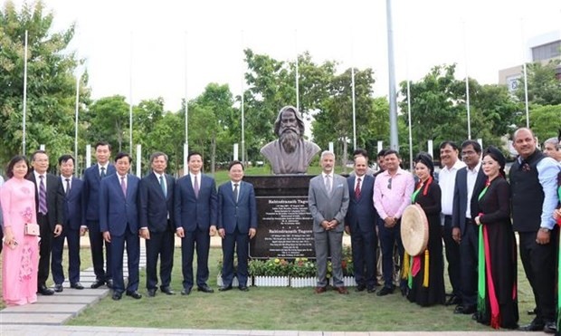 Los delegados tomaron fotografías de recuerdo frente a la famosa estatua de Tagore en el Parque Internacional de la Amistad en la provincia de Bac Ninh. (Fotografía: VNA)