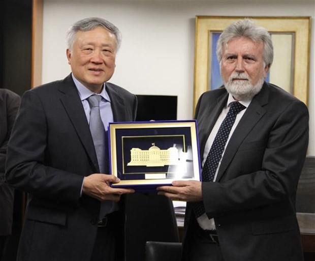 El presidente del Tribunal Supremo Popular, Nguyen Hoa Binh (izquierda), entrega un recuerdo a José Cruz Macedo, juez presidente del Tribunal de Justicia del Distrito Federal y Territorios. (Fotografía: VNA)