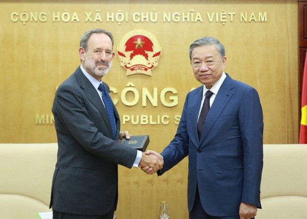 El ministro de Seguridad Pública de Vietnam, To Lam (derecha), recibe al nuevo embajador italiano, Marco Della Seta. (Fotografía: cand.com.vn)