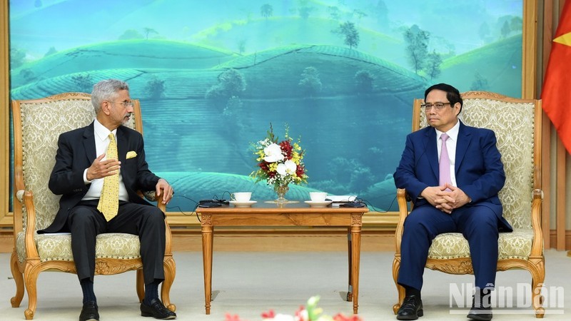 El primer ministro de Vietnam, Pham Minh Chinh, recibe al canciller indio, Subrahmanyam Jaishankar. 
