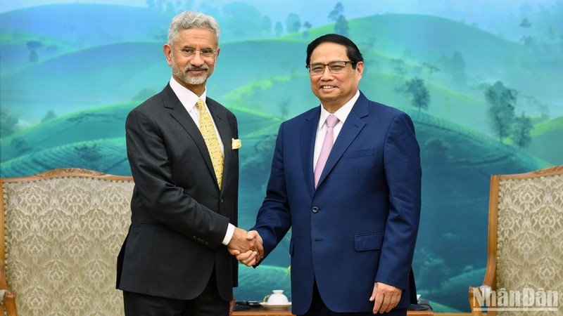 El primer ministro de Vietnam, Pham Minh Chinh, y el canciller de la India, Subramanyam Jaishankar.