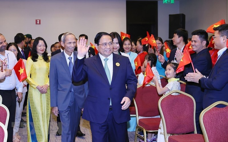 El primer ministro Pham Minh Chinh se reúne con representantes de la comunidad vietnamita en Arabia Saudita. (Fotografía: VNA)