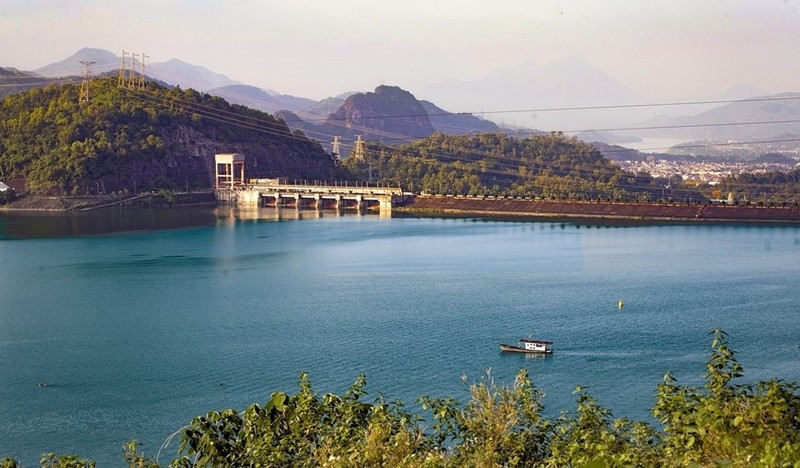 Paisaje de aguas arriba de la central hidroeléctrica de Hoa Binh. 