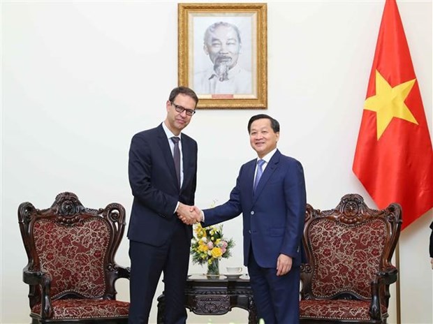 El viceprimer ministro Lê Minh Khai y el secretario de Estado del Departamento Federal de Asuntos Económicos, Educación e Investigación del país europeo, Dominique Paravicini (Fotografía: VNA)