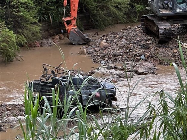 El jeep es arrastrado por una inundación repentina. (Fotografía: VNA)
