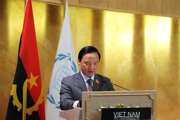 El vicepresidente de la Asamblea Nacional de Vietnam Nguyen Khac Dinh habla en la sesión plenaria. (Fotografía: VNA)