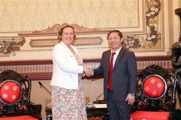 El vicepresidente del Comité Popular de Ciudad Ho Chi Minh Duong Anh Duc recibe a Anne-Marie Trevelyan, ministra de Estado para Asuntos Exteriores, Commonwealth y Desarrollo del Reino Unido (Fotografía: VNA)
