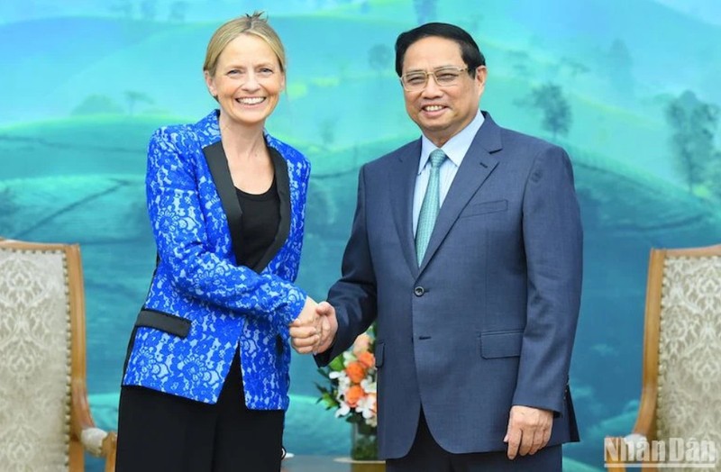 El primer ministro de Vietnam, Pham Minh Chinh, recibe a la vicepresidenta de Política Pública Internacional y Asuntos Gubernamentales de Amazon, Susan Pointer. 