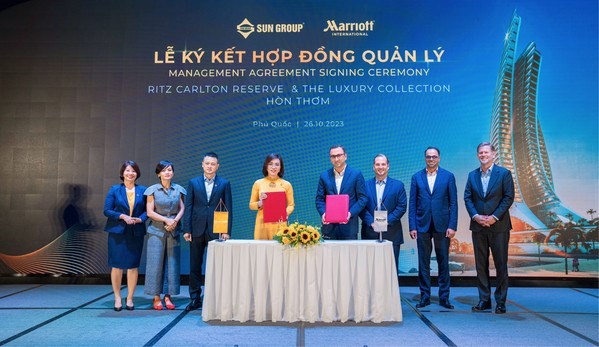 En la firma un acuerdo de cooperación entre Sun Group y Marriott International (Foto transmitida por VNA)