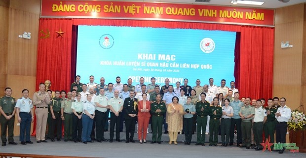 Phung Si Tan, subjefe del Estado Mayor General del Ejército Popular de Vietnam, y delegados posan para una foto. (Fotografía: VNA)