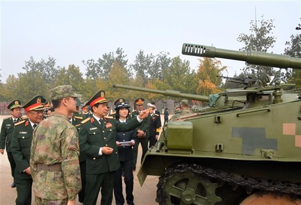 El ministro de Defensa de Vietnam, Phan Van Giang, visita la Brigada 6 del Grupo militar número 82 del Ejército Popular de Liberación de China (Fotografía: VNA)