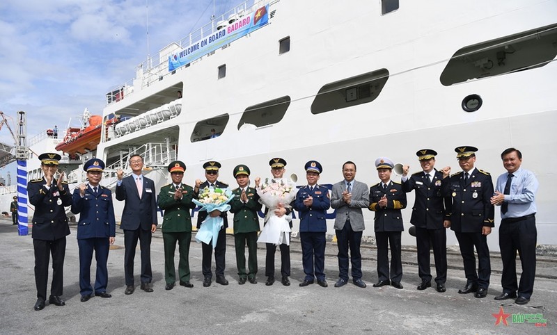 Tripulantes del buque BADARO (3011HAM) de la Guardia Costera de Corea llegan al puerto de Hai Phong. (Fotografía: qdnd.vn)