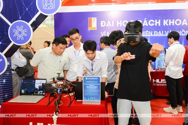 Estudiantes de la Universidad de Ciencia y Tecnología de Hanói (HUST) presentan productos tecnológicos en la Feria Tecnología de Hanói (Techfest Hanoi) 2023. (Fotografía: HUST)