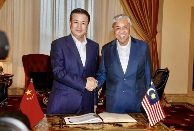 El viceprimer ministro de Malasia, Ahmad Zahid Hamidi, y el Consejero de Estado y Ministro de Seguridad Pública de China, Wang Xiaohong (Fotografía: malaysiachinainsight.com)