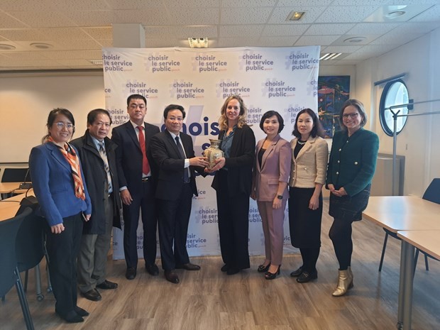 La delegación vietnamita con representantes de Francia (Fotografía: VNA)