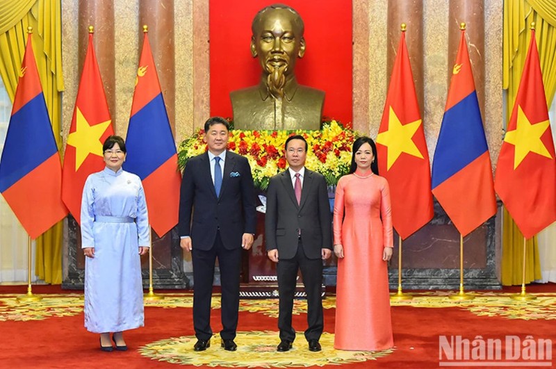 Los presidentes de Vietnam, Vo Van Thuong, y de Mongolia, Ukhnaagiin Khurelsukh, toman fotos con sus respectivas esposas.