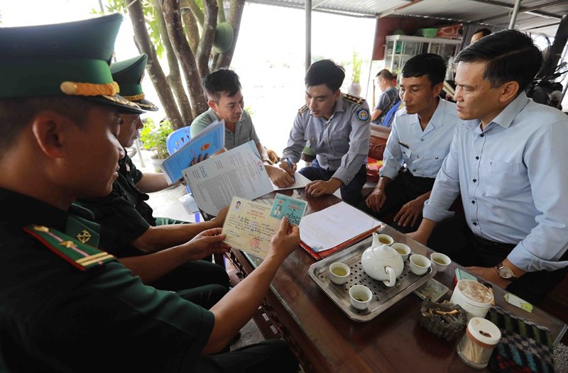 Las autoridades de la ciudad de Hai Phong divulgan sobre la explotación de productos según las regulaciones de la pesca ilegal, no declarada y no reglamentada (INDNR) antes de que los barcos salgan del puerto.