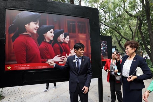El embajador de Hanói en Ciudad de México, Nguyen Hoanh Nam, presenta obras a visitantes (Fotografía: VNA)