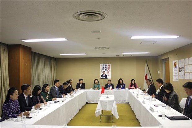 La delegación de Hanói sostiene una reunión con dirigentes del Partido Liberal Democrático de Japón. (Fotografía: VNA)