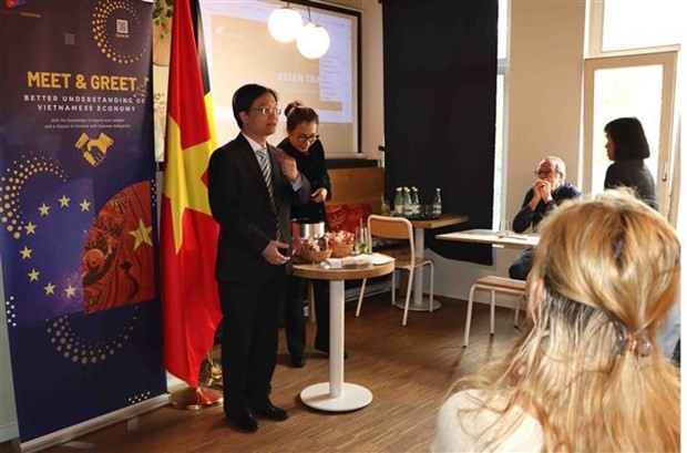 Tran Ngoc Quan, consejero comercial de Vietnam en Bélgica, introduce nuevas políticas de Vietnam (Fotografía: VNA)