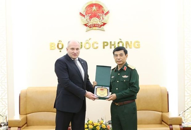 El ministro de Defensa de Vietnam, general Phan Van Giang, recibe al ministro ruso de Situaciones de Emergencia de Rusia, coronel general Kurenkov Aleksandr Vyacheslavovich. (Fotografía: VNA)