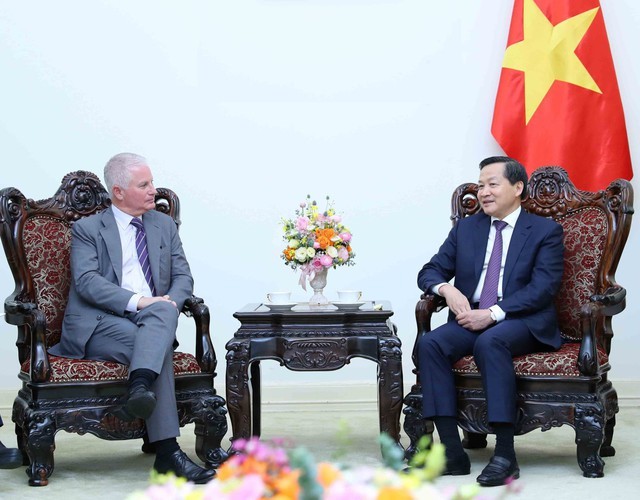 El viceprimer ministro Le Minh Khai (derecha) recibe al director general de Warburg Pincus, Charles R. Kaye (Fotografía: baochinhphu.vn)