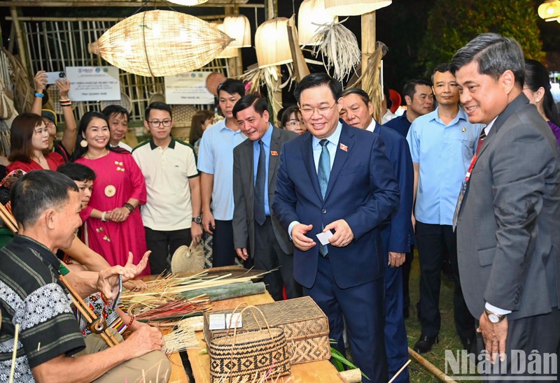 El presidente de la Asamblea Nacional, Vuong Dinh Hue, visita puestos de exhibición en el Festival.
