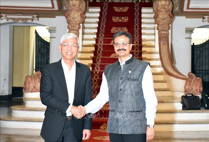 El vicepresidente del Comité Popular de Ciudad Ho Chi Minh Vo Van Hoan recibe al relator especial de las Naciones Unidas sobre el derecho al desarrollo, Surya Deva (Fotografía: VNA)