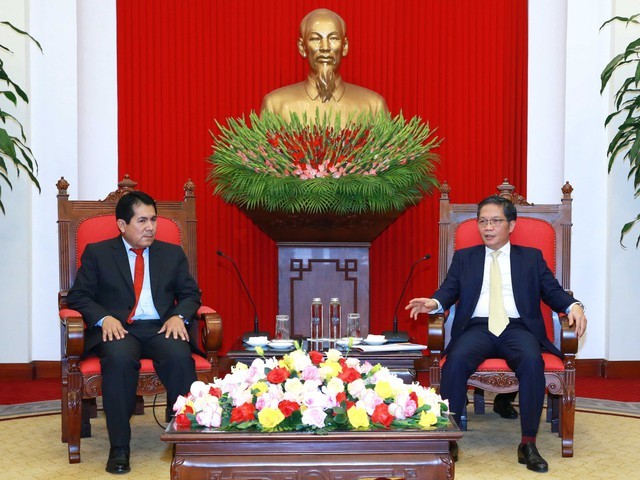 El miembro del Buró Político y jefe de la Comisión de Asuntos Económicos del Comité Central del PCV, Tran Tuan Anh, recibe al secretario general del Partido Comunista Peruano, Luis Alberto Villanueva Carbajal. (Fotografía: VNA)