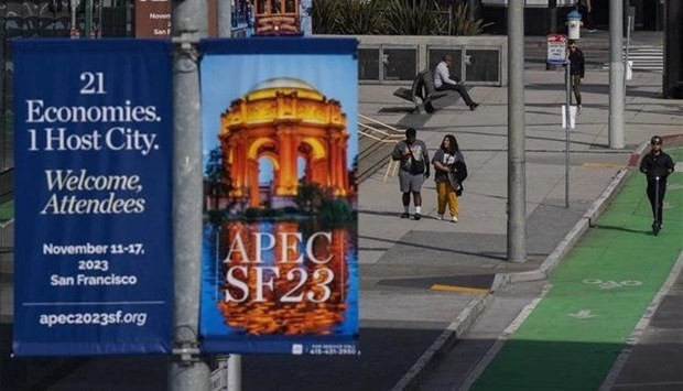 Póster de bienvenida a la 30 Reunión de Líderes Económicos del Foro de Cooperación Económica Asia-Pacífico (APEC) en una calle de San Francisco, California, Estados Unidos, el 9 de noviembre de 2023. (Fotografía: AFP/VNA)