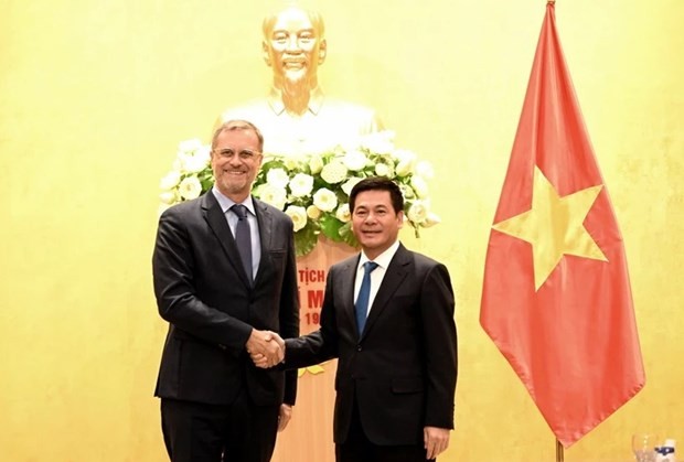 El ministro de Industria y Comercio de Vietnam, Nguyen Hong Dien, y el recién acreditado embajador de París en Hanói, Oliver Brochet (Fotografía: Ministerio de Comercio e Inversión)