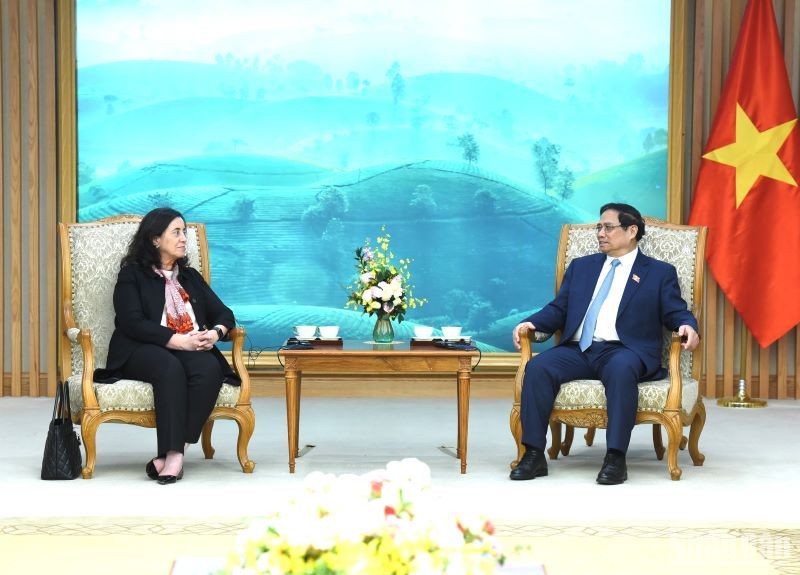 El primer ministro Pham Minh Chinh y Manuela V. Ferro, vicepresidenta regional del Banco Mundial (BM) para Asia Oriental y el Pacífico.