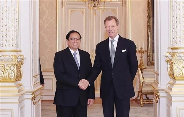 El primer ministro de Vietnam, Pham Minh Chinh (izquierda), se reúne con el gran duque luxemburgués Enrique. (Fotografía: VNA)