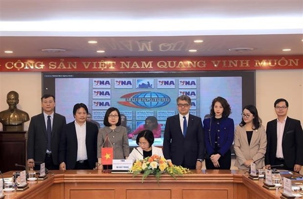 La directora general de la VNA, Vu Viet Trang (sentada), firma el acuerdo de cooperación con la agencia de noticias Armenpress. (Fotografía: VNA)