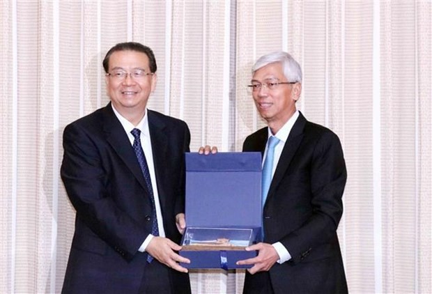 El vicepresidente del Comité Popular de Ciudad Ho Chi Minh, Vo Van Hoan (derecha) otorga regalo a Liu Xiaokai, presidente del Comité de la Conferencia Consultiva Política del Pueblo Chino de la provincia de Yunnan (Fotografía: VNA)