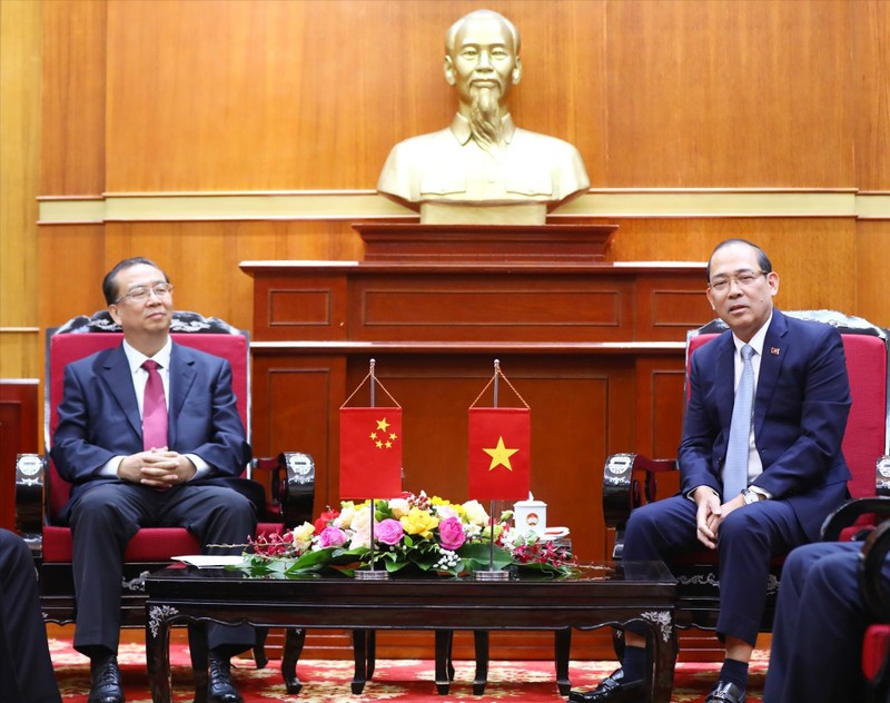 El vicepresidente del Comité Central del Frente de la Patria de Vietnam, Hoang Cong Thuy, recibe a Liu Xiaokai, presidente del Comité de la Conferencia Consultiva Política del Pueblo Chino de la provincia de Yunnan (Fotografía: VNA)