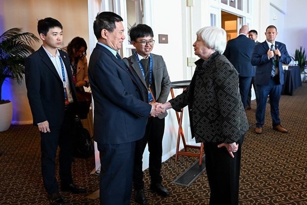 El ministro de Finanzas de Vietnam, Ho Duc Phoc, saluda a la secretaria del Tesoro de los Estados Unidos, Janet Yellen. (Fotografía: haiquanonline.com.vn)