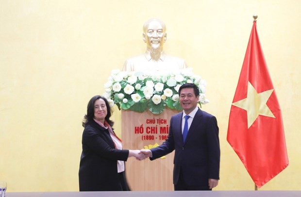 El ministro de Industria y Comercio de Vietnam, Nguyen Hong Dien y Manuela V. Ferro, vicepresidenta regional del Banco Mundial para Asia Oriental y el Pacífico (Fotografía: VNA)