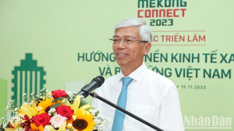 Vo Van Hoan, vicepresidente del Comité Popular de Ciudad Ho Chi Minh habla en el evento.