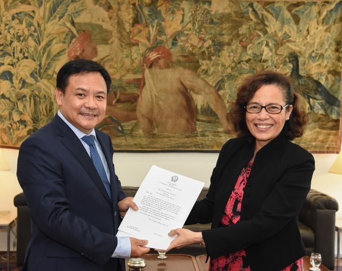 El embajador de Vietnam en Brasil, Bui Van Nghi, entrega cartas credenciales a la viceministra permanente de Relaciones Exteriores de Brasil, Maria Laura da Rocha. (Fotografía: thoidai.com.vn)
