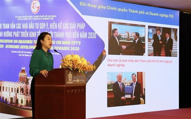 Ho Thi Quyen, subdirectora del Centro de Promoción de Inversiones y Comercio de Ciudad Ho Chi Minh (ITPC), presenta el entorno de inversión de la urbe en el foro. (Fotografía: VNA)