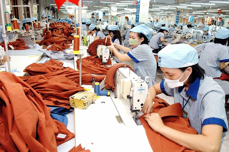 En una fábrica textil y de confecciones de Vietnam (Fotografía: baochinhphu.vn)